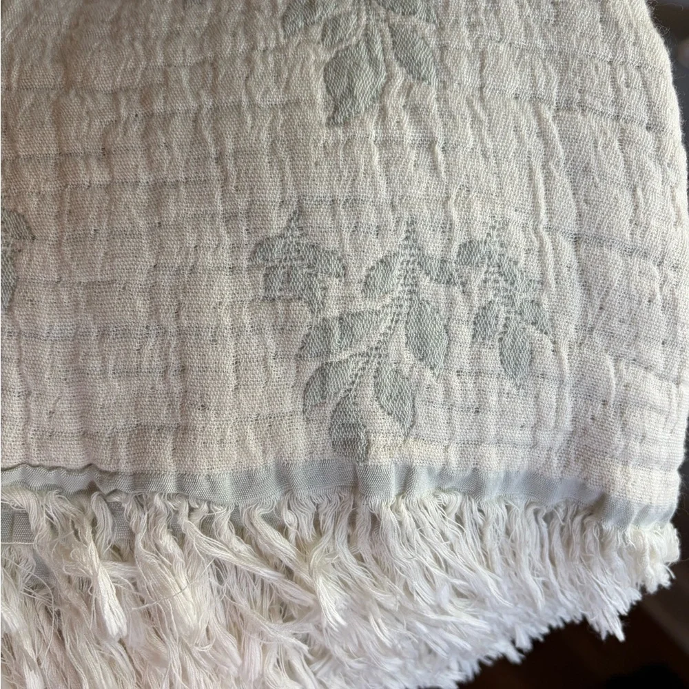 Piscatextil Throw Blanket - Floral Motif fringe oversized 70x50”